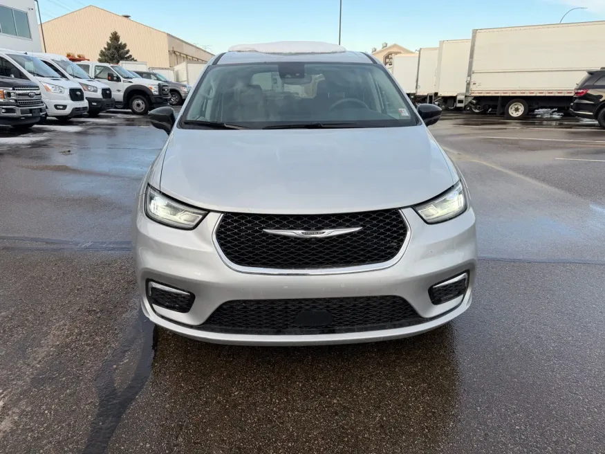 2024 Chrysler Pacifica Touring L | Photo 7 of 24