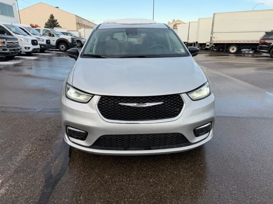 2024 Chrysler Pacifica Touring L | Photo 7 of 24