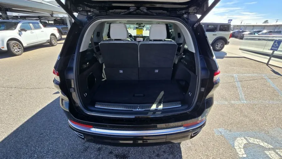 2022 Jeep Grand Cherokee L | Photo 9 of 36