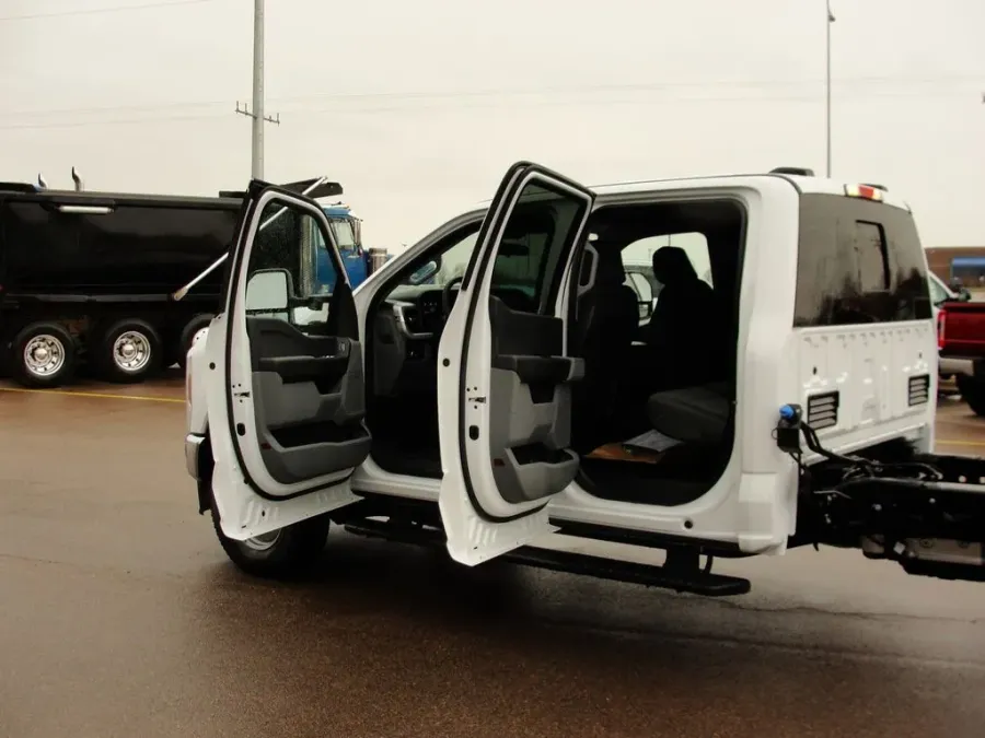 2026 Ford Super Duty F-350 | Photo 8 of 14