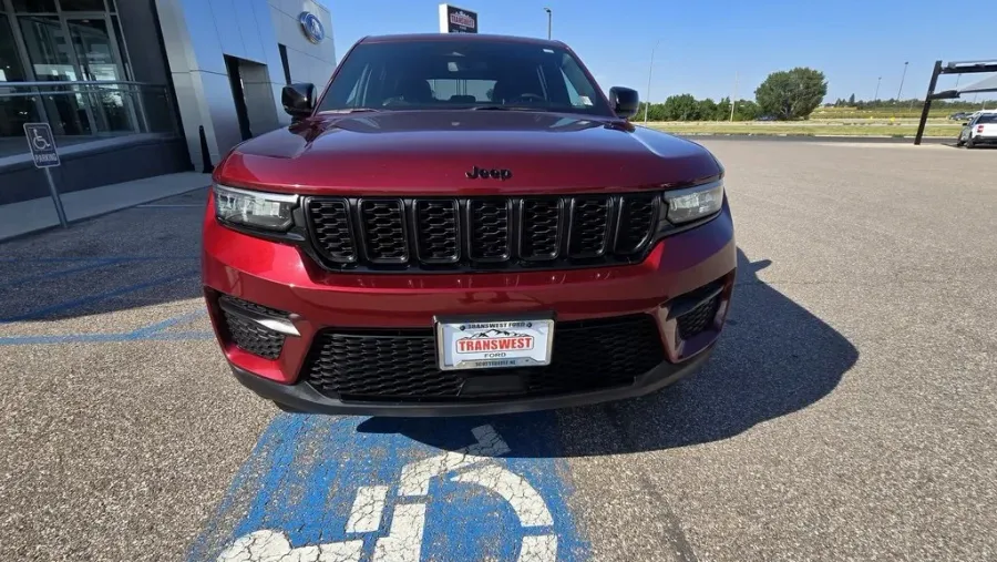 2024 Jeep Grand Cherokee | Photo 2 of 31