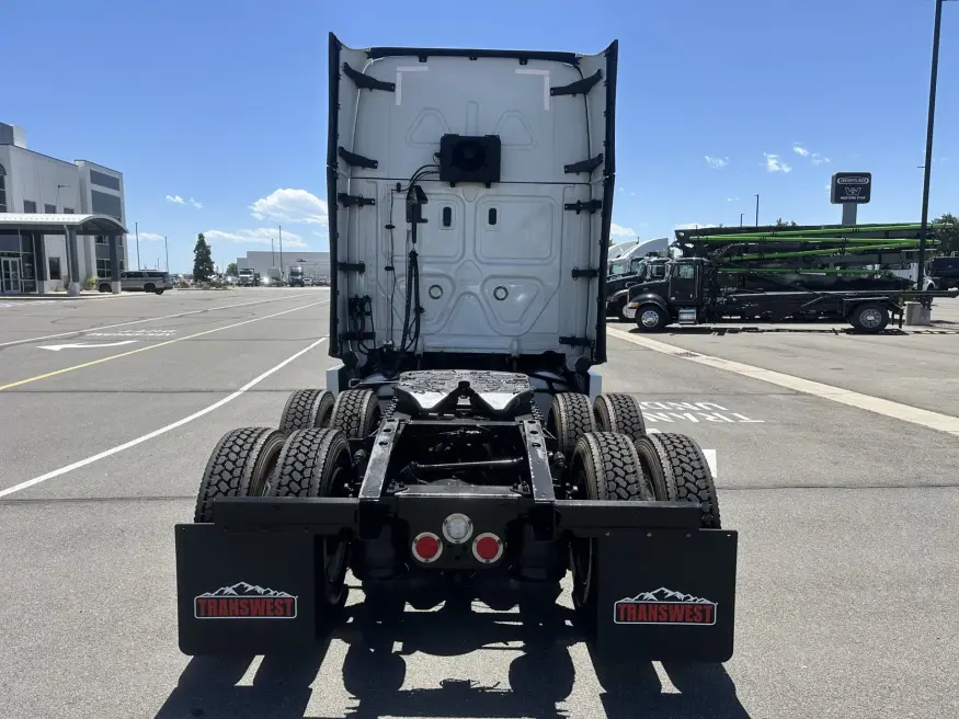 2022 Freightliner Cascadia 126 | Photo 6 of 24