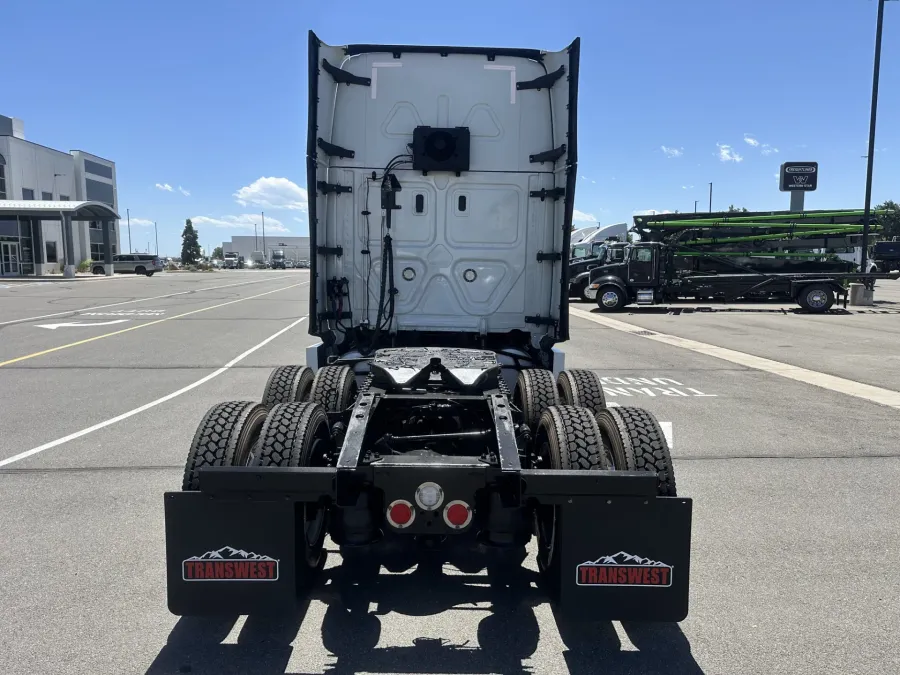 2022 Freightliner Cascadia 126 | Photo 6 of 24