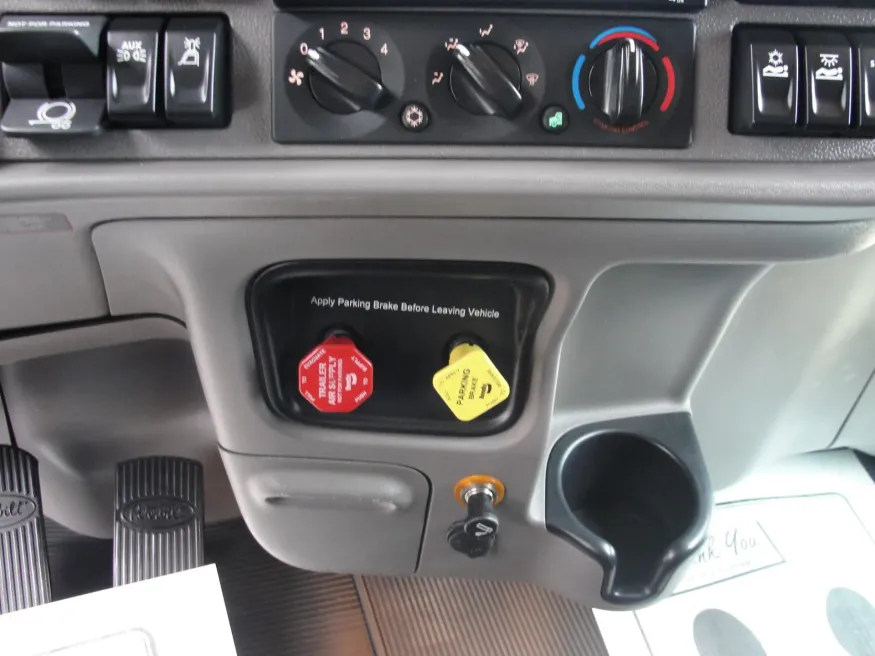 2022 Peterbilt 389 | Photo 11 of 16