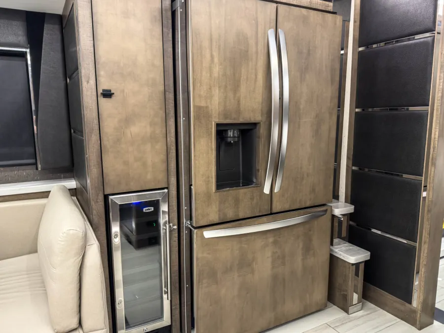 2026 Tiffin Zephyr 45PZ | Photo 21 of 39