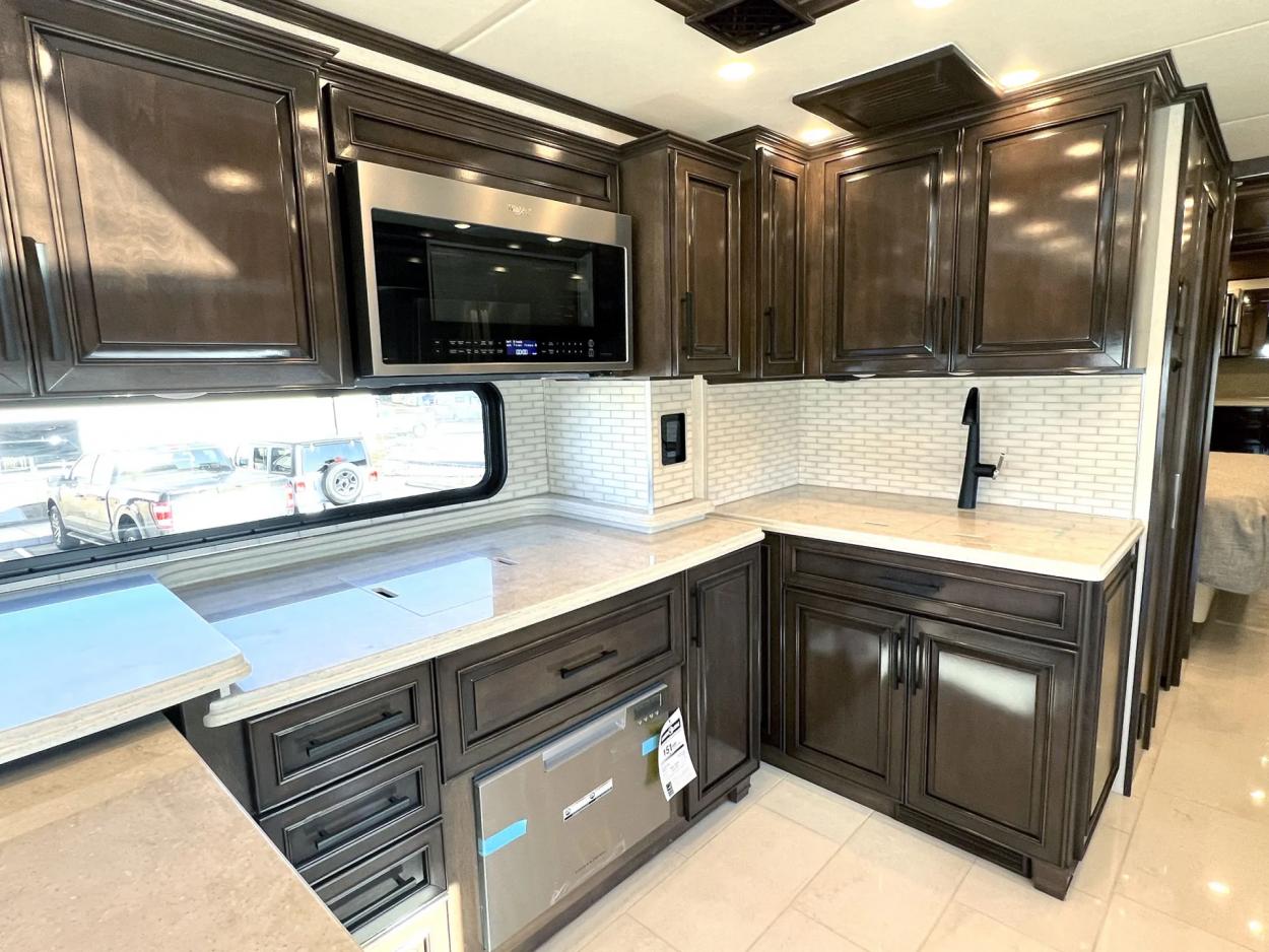 2024 Newmar London Aire 4569 | Photo 7 of 34