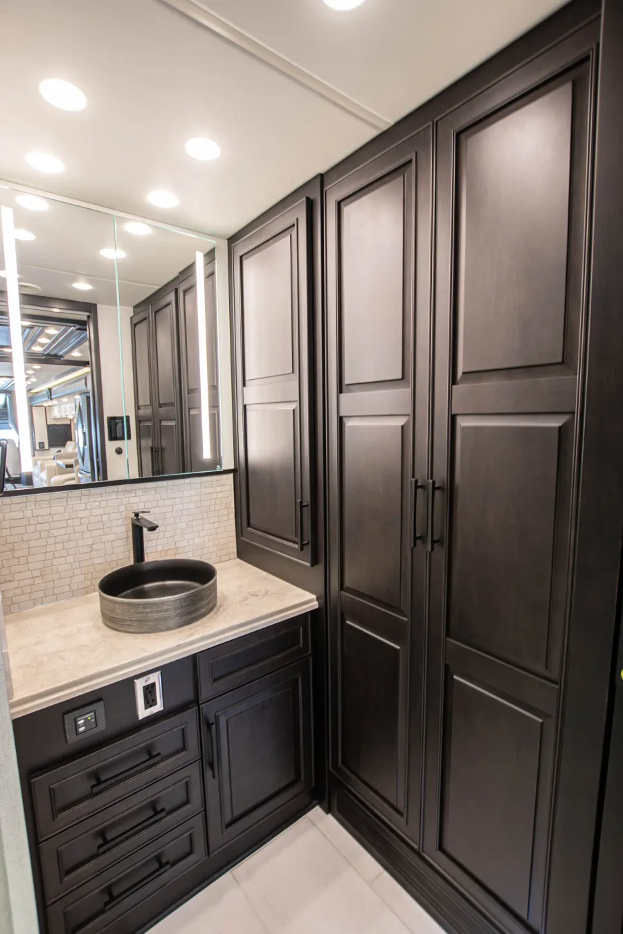 2026 Newmar Summit Aire 4505 | Photo 26 of 27