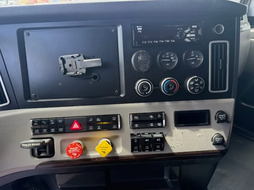 2020 Freightliner Cascadia | Photo 13 of 15
