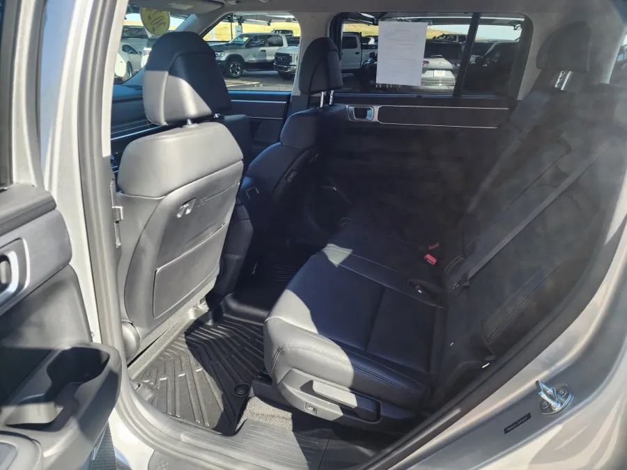 2024 Hyundai Santa Fe Limited | Photo 11 of 30