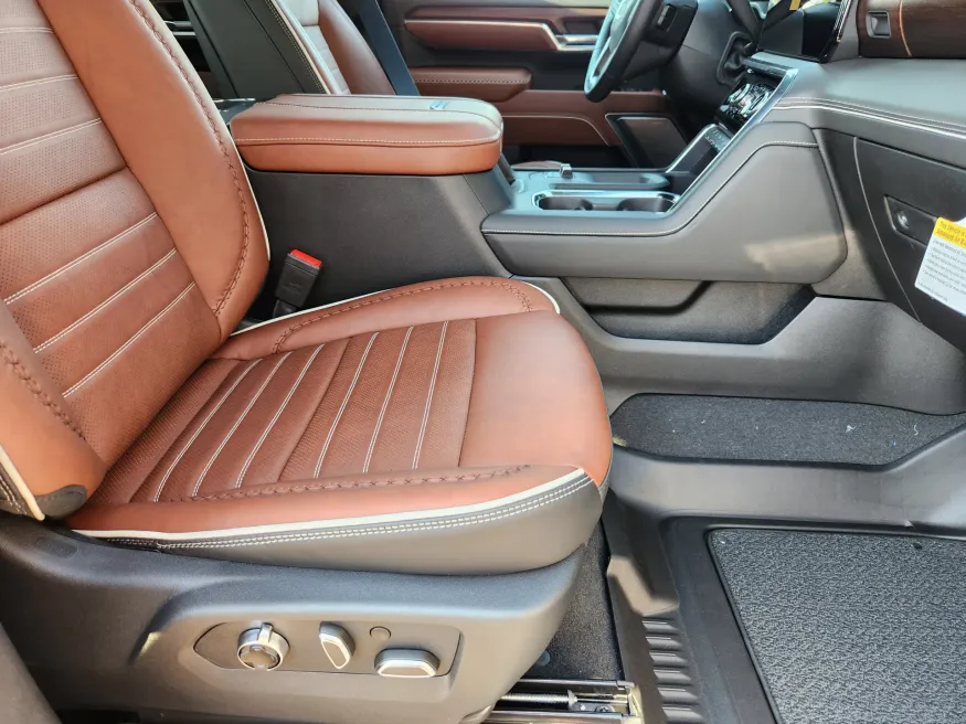 2025 GMC Sierra 3500HD Denali Ultimate | Photo 17 of 32