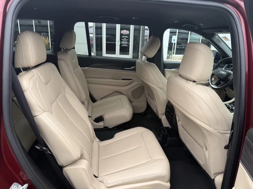 2024 Jeep Grand Cherokee L Limited | Photo 11 of 23