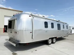 2024 Airstream Classic 33FB Twin | Thumbnail Photo 17 of 23