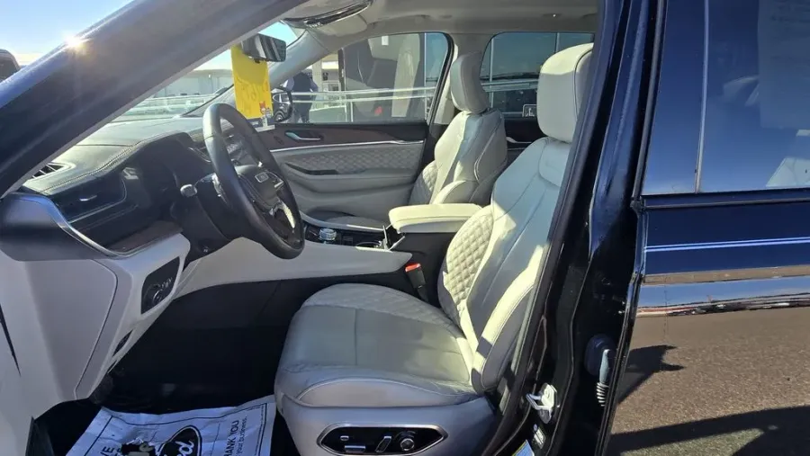 2022 Jeep Grand Cherokee L | Photo 15 of 36