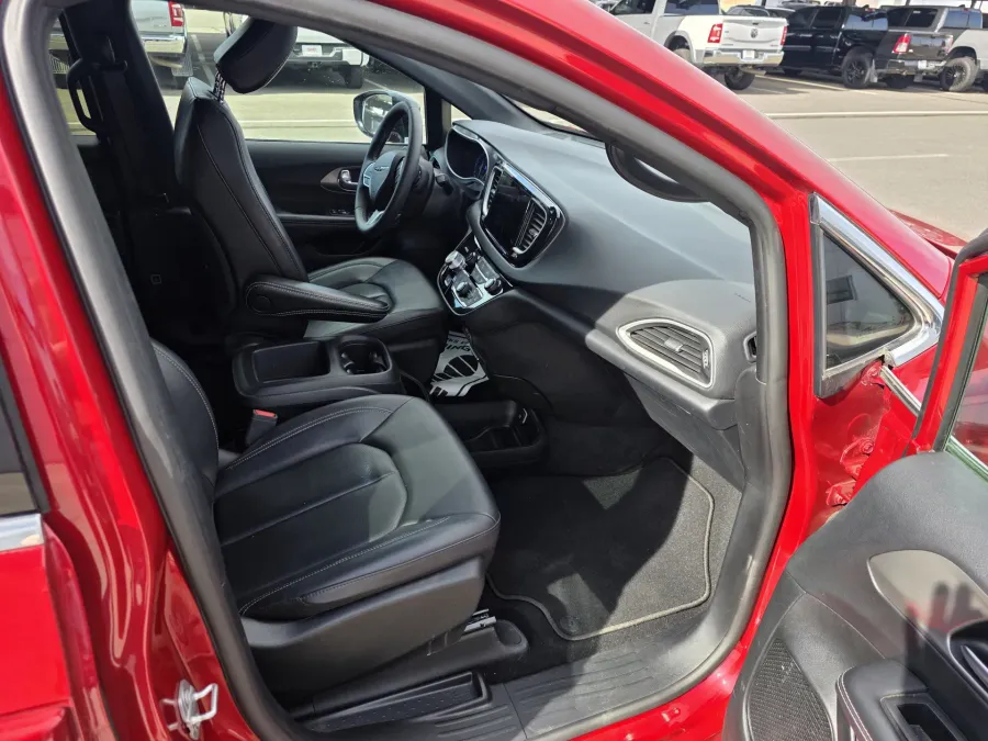 2025 Chrysler Pacifica Select | Photo 18 of 30
