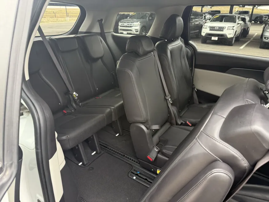 2024 Kia Carnival LX | Photo 10 of 21