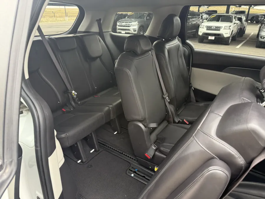 2024 Kia Carnival LX | Photo 10 of 21