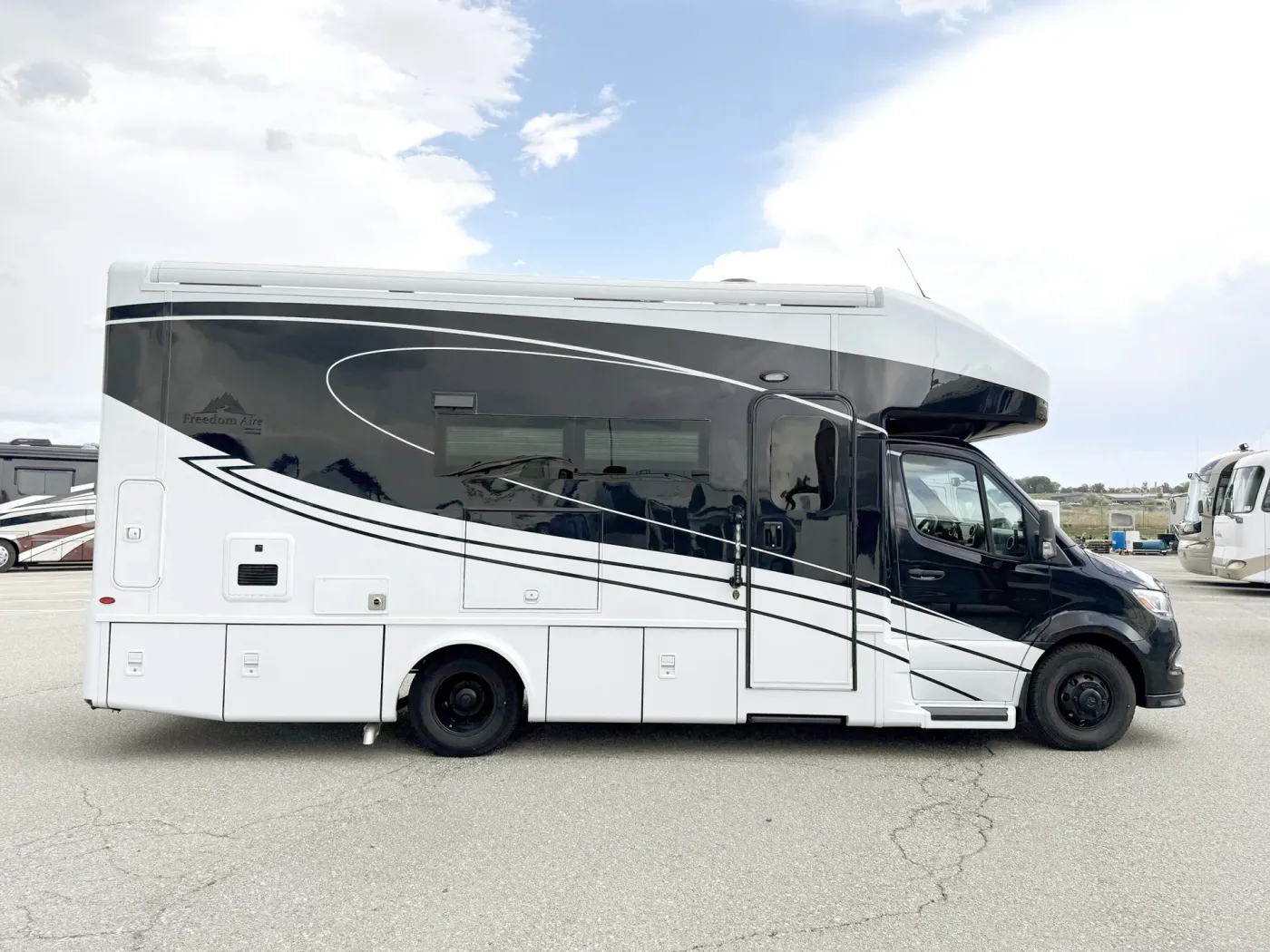 2026 Newmar Freedom Aire 2515 | Photo 3 of 23