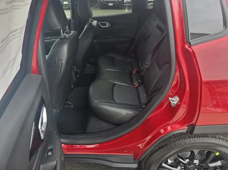 2026 Jeep Compass Latitude Altitude | Photo 11 of 24