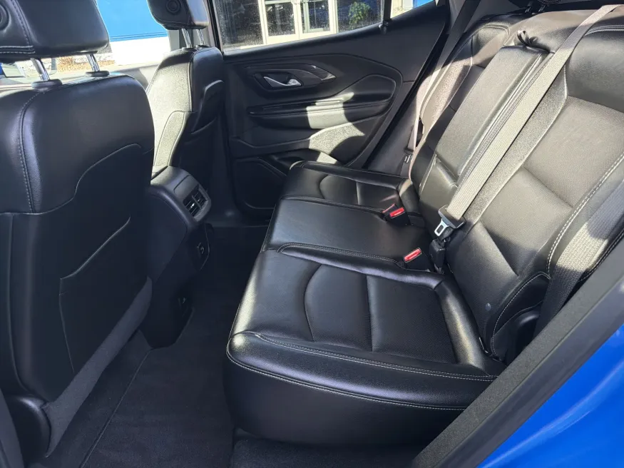 2024 GMC Terrain SLT | Photo 10 of 22