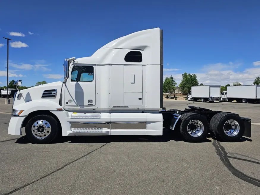2022 Western Star 5700XE | Photo 4 of 23