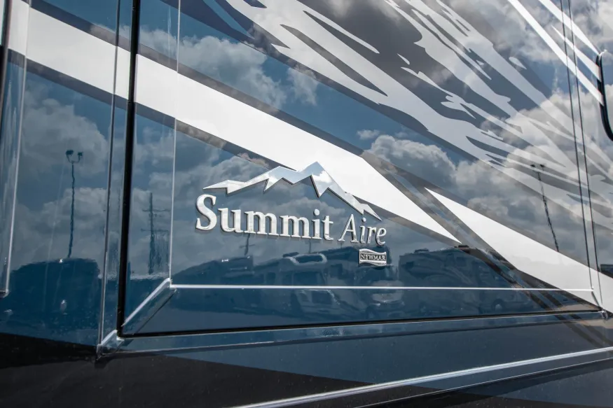 2026 Newmar Summit Aire 4505 | Photo 12 of 27