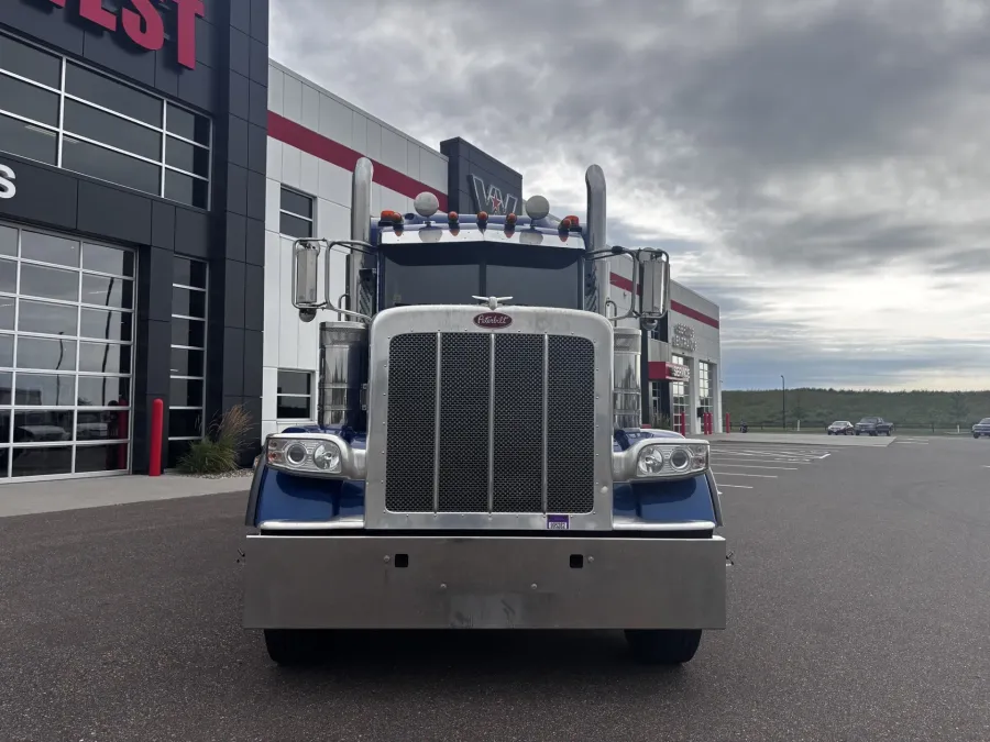 2022 Peterbilt 389 | Photo 2 of 20