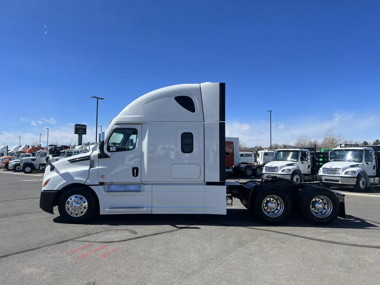 2023 Freightliner Cascadia 126 | Photo 3 of 17