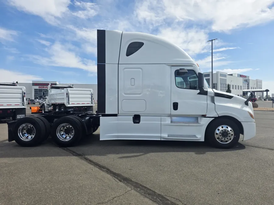2023 Freightliner Cascadia 126 | Photo 4 of 22