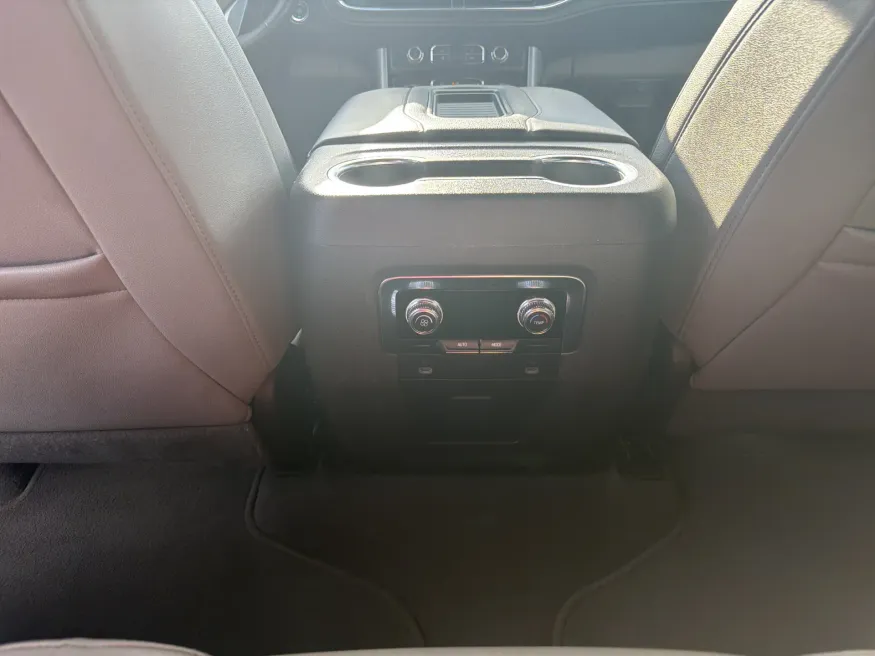 2024 GMC Yukon XL SLT | Photo 12 of 22