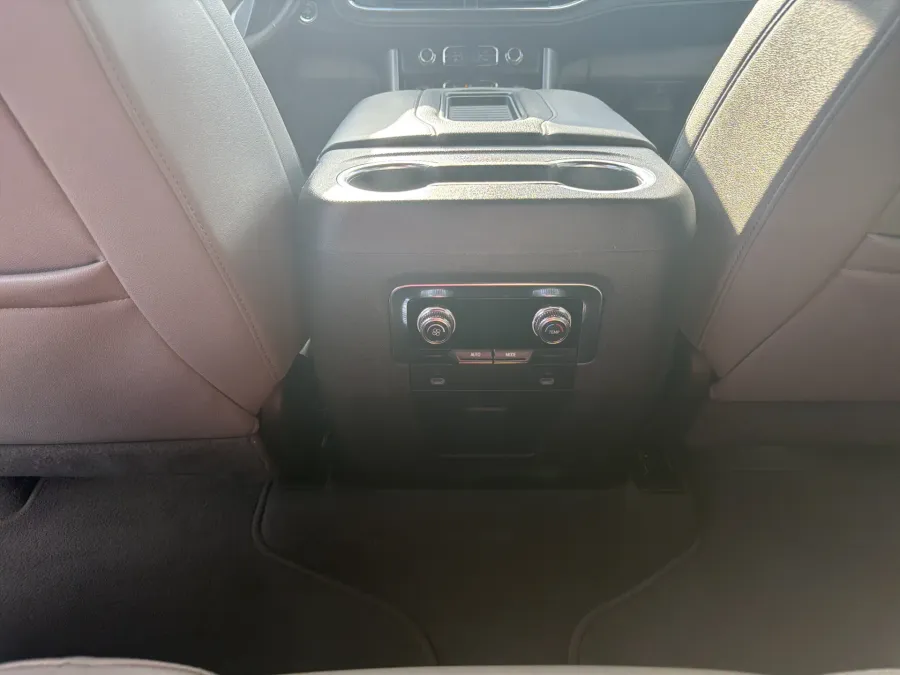 2024 GMC Yukon XL SLT | Photo 12 of 22