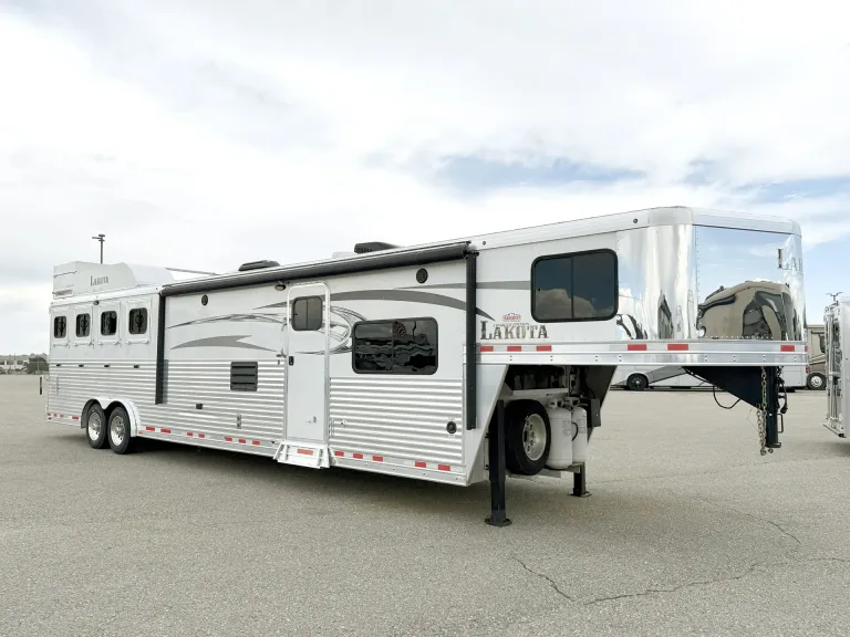 2016 Lakota Charger 4HLQ