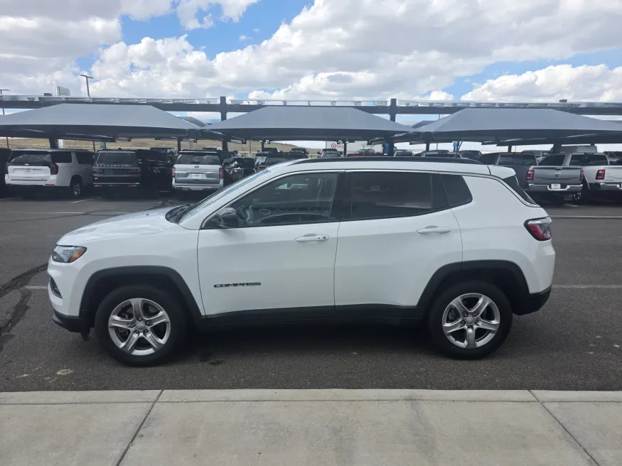 2024 Jeep Compass Latitude | Photo 4 of 21