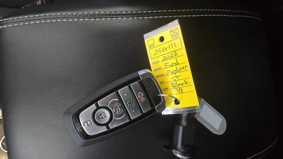 2022 Ford Explorer | Photo 25 of 31