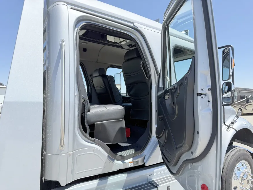 2024 Freightliner M2 106 Summit Hauler | Photo 18 of 22