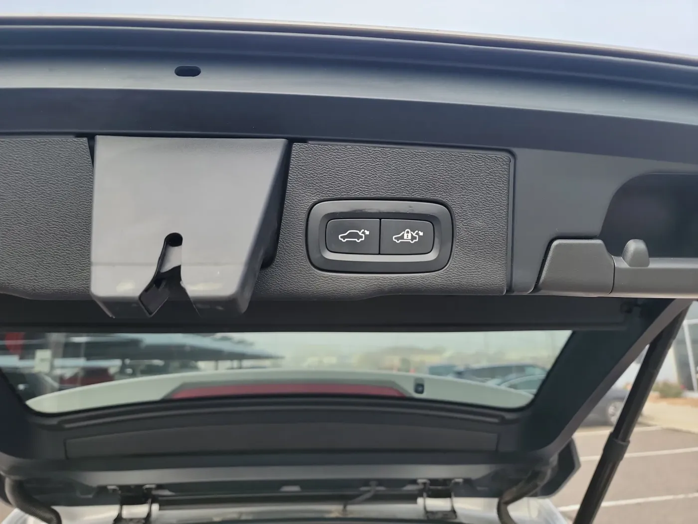 2022 Volvo XC60 Momentum | Photo 5 of 19