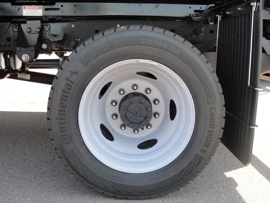 2025 Ford Super Duty F-550 XL | Photo 17 of 18