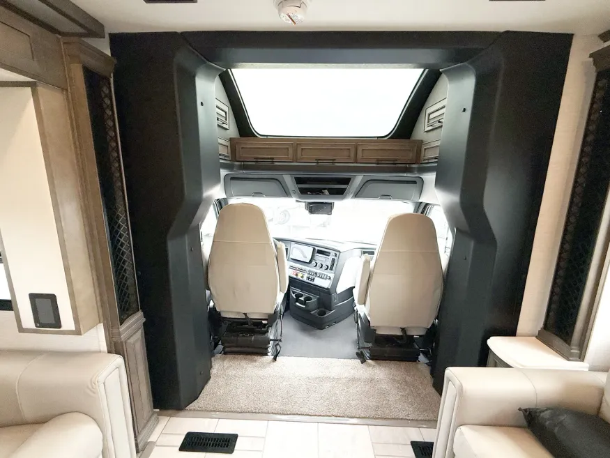 2026 Newmar Summit Aire 4505 | Photo 6 of 32