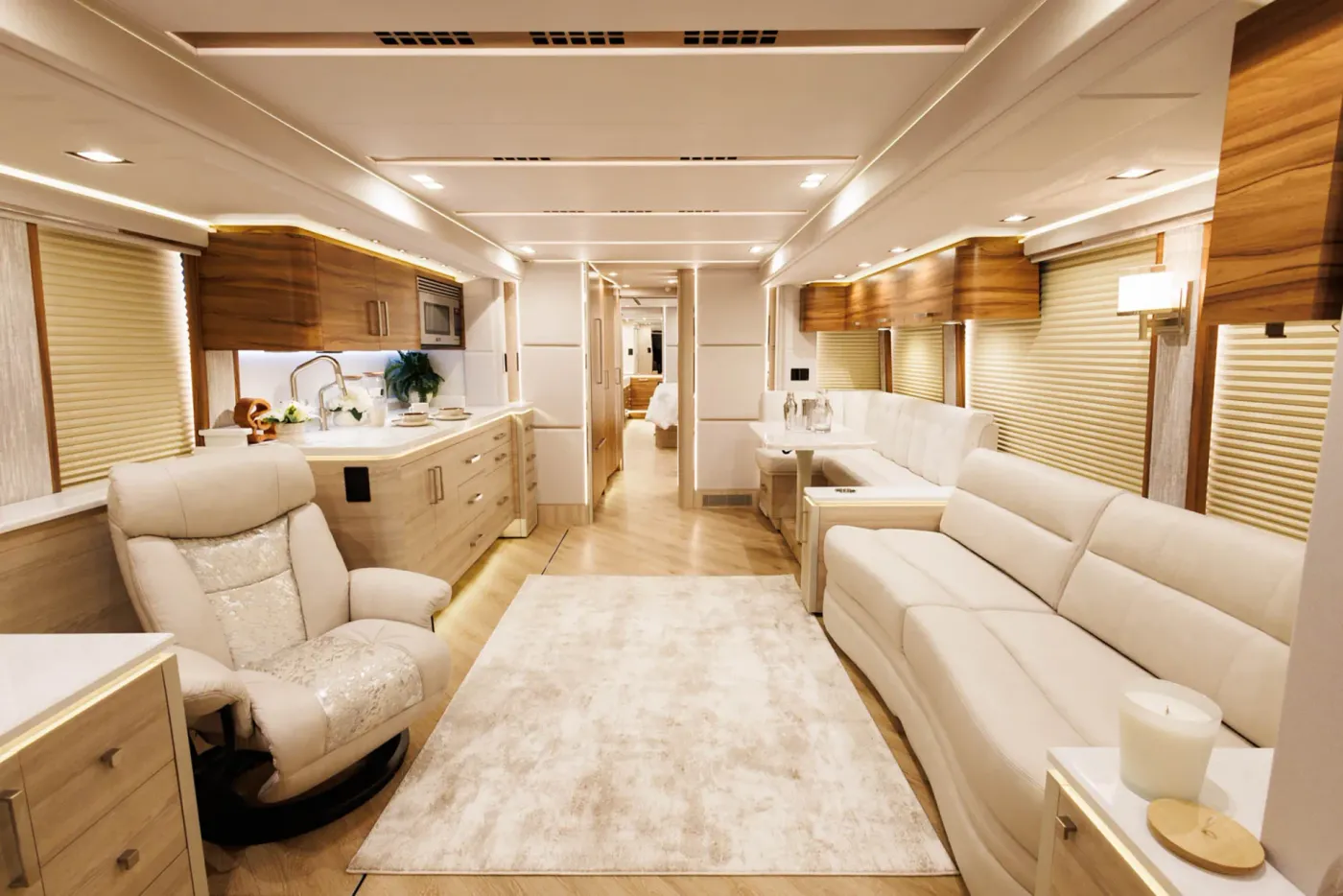 2026 Emerald Luxury Coaches Prevost H3-45 Quad Slide | Photo 3 of 34
