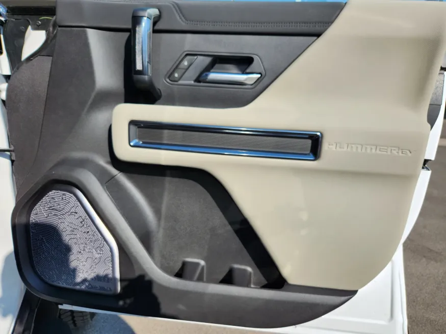 2026 GMC HUMMER EV SUV 2X | Photo 16 of 30