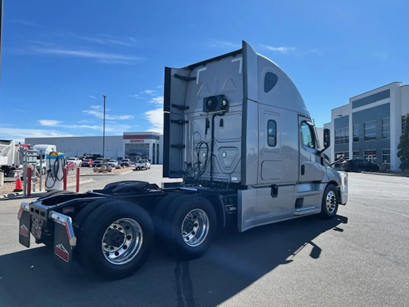 2022 Freightliner Cascadia 126 | Photo 4 of 24