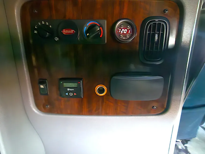 2020 Peterbilt 389 | Photo 31 of 35