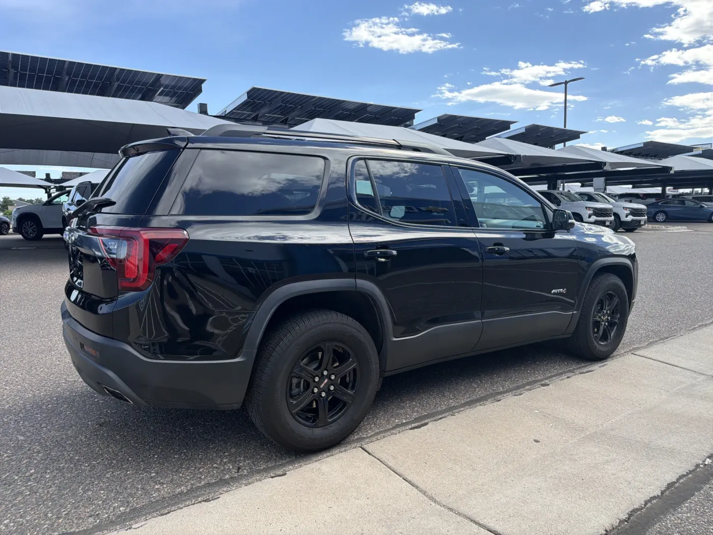 2023 GMC Acadia AT4 | Photo 5 of 25
