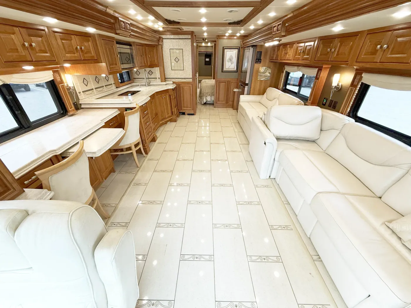 2013 Tiffin Zephyr | Photo 4 of 32