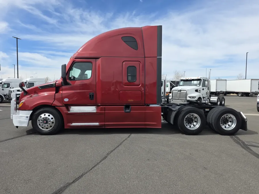 2022 Freightliner Cascadia 126 | Photo 8 of 16