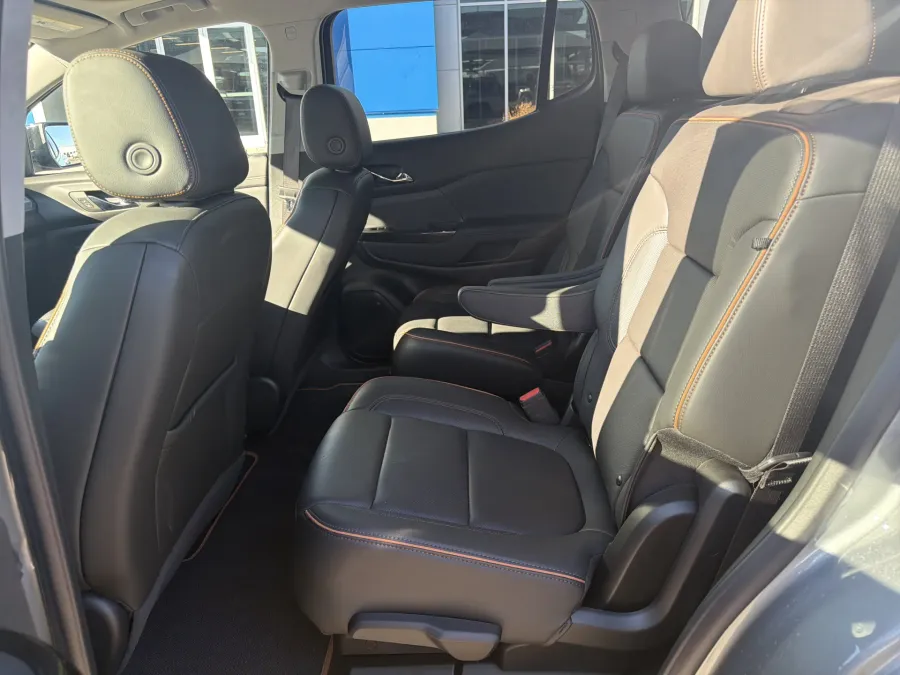 2023 GMC Acadia AT4 | Photo 11 of 24