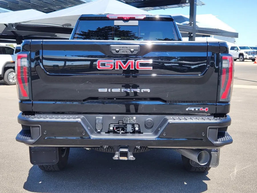 2025 GMC Sierra 2500HD AT4 | Photo 12 of 33