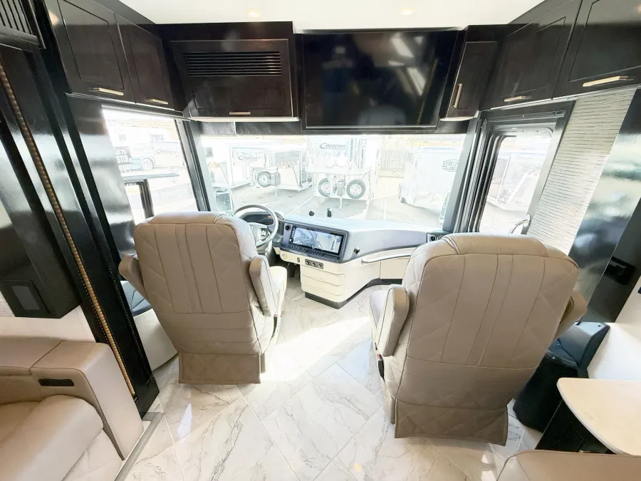 2027 Newmar Essex 4595 | Photo 6 of 31