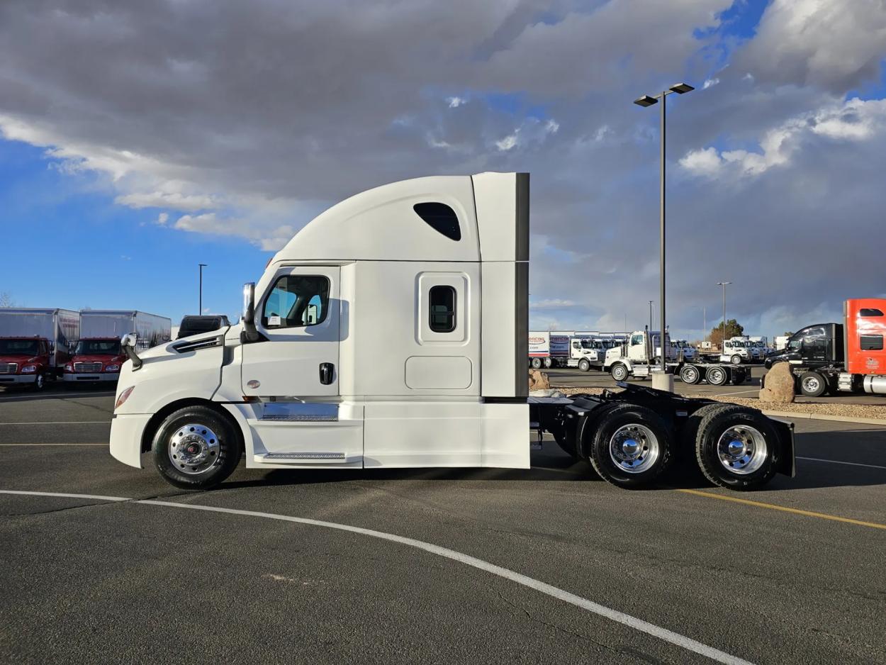 2022 Freightliner Cascadia 126 | Photo 4 of 22