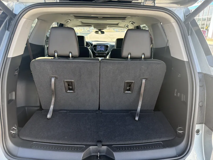 2023 GMC Acadia AT4 | Photo 8 of 24