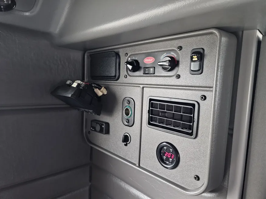 2022 Peterbilt 389 | Photo 13 of 22